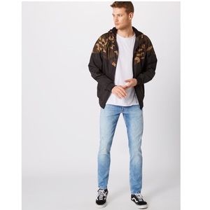 NWOT JACK & JONES 'Glenn' Jeans in Blue
Light wash, Button fly